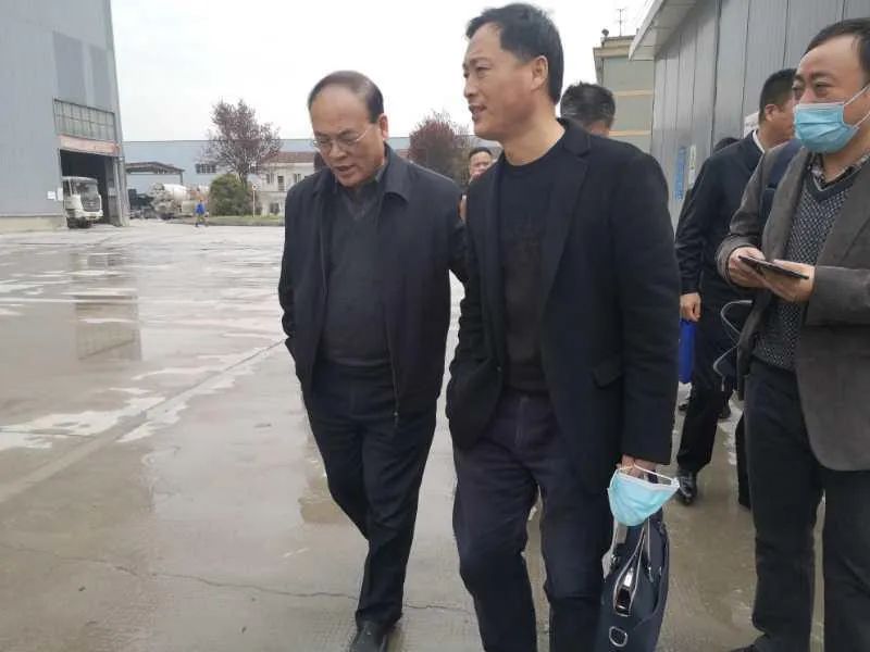 浙江省散装水泥发展中心主任陈利永（右）来到浙江跃通建材有限公司调研